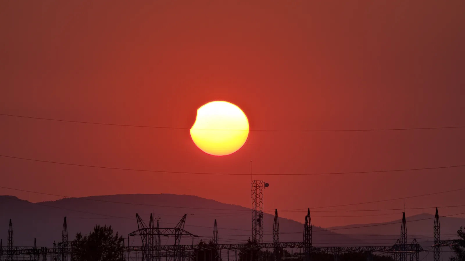 El Sol ya mordido, al atardecer